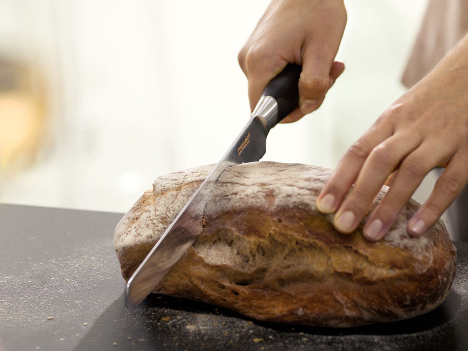 960_Fiskars_Action_FF_Breadknife_1016001