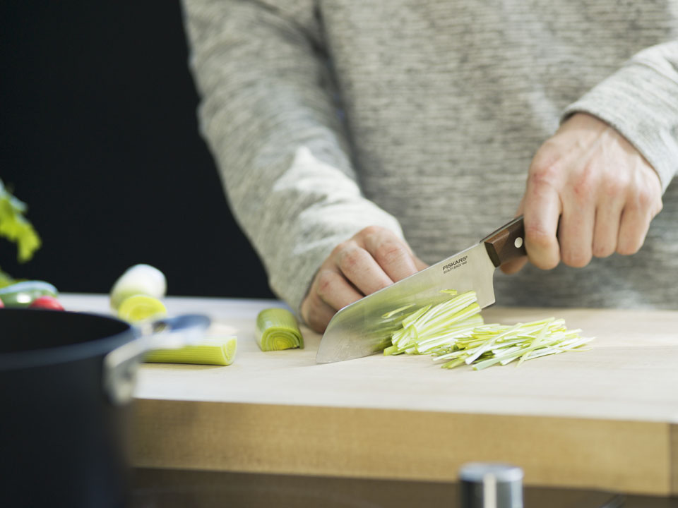 960_Fiskars_Action_Norr_Asiancooksknife_cuttingcelery